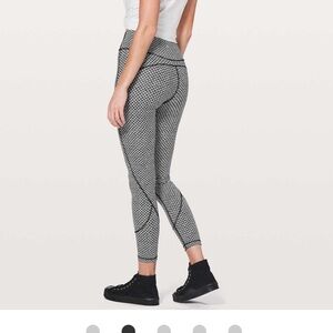 Lululemon In Movement Tight 7/8, Size 6, Everlux 25”